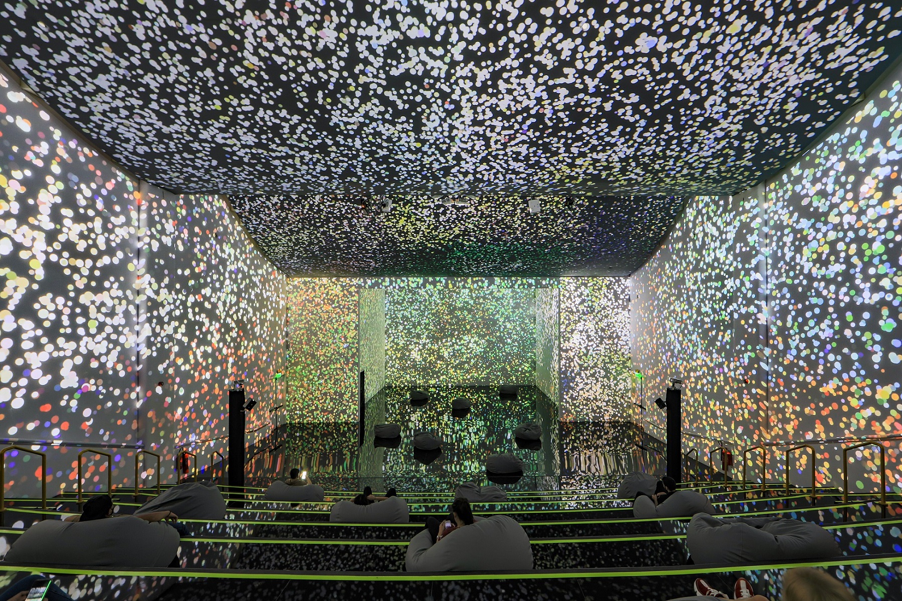 アート・デザイン・音楽 THEATRE DES REALITES Refik Anadol's AI tribute to Czech composer Antonín Dvořák takes